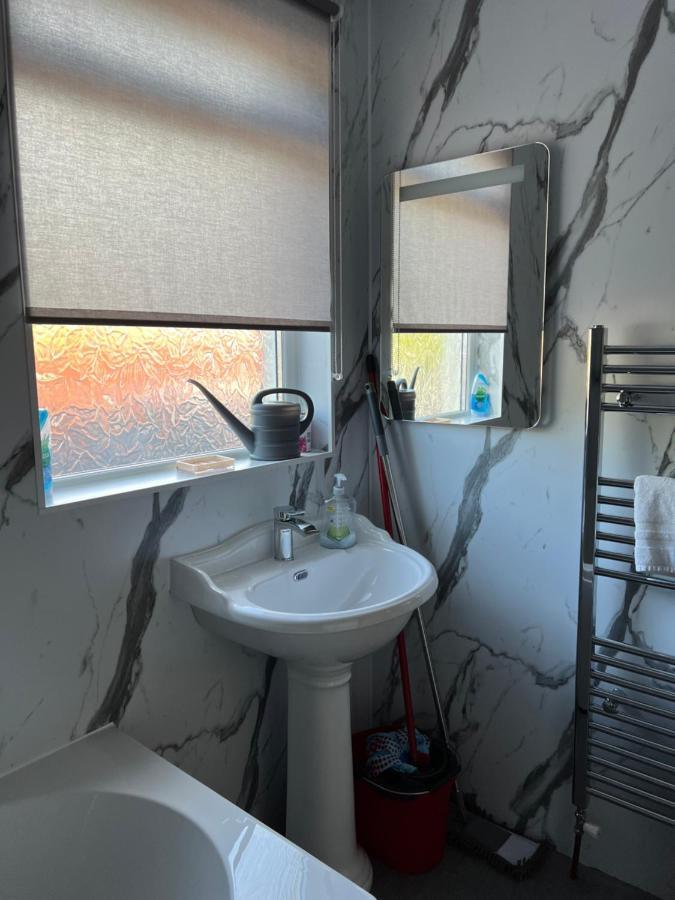 4 Bed Bungalow Near Airport Edinburgh Bagian luar foto